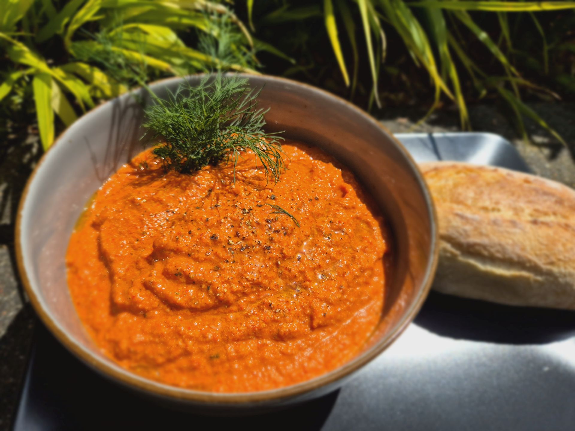 Pasta z pieczonej papryki i orzechów włoskich (Muhammara)